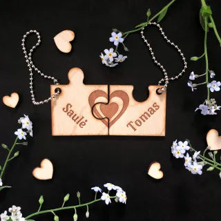 Medinis graviruotų pakabukų komplektas "Dėlionė" su Jūsų pasirinktais vardais