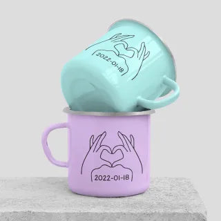 Set aus Metallbechern für ein Paar mit der Aufschrift „Zusammen ab“ und dem Datum Ihrer Wahl