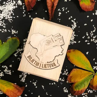 Medinė graviruota taupyklė "Bilietui į Lietuvą"