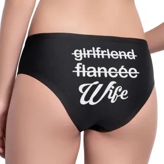 Moteriški apatiniai su spauda nugaroje "Wife"